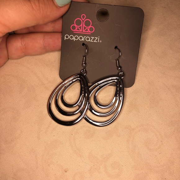 Paparazzi Earrings - Picture 1 of 4